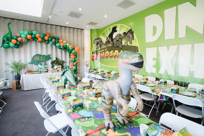 Фотозона Dino party с динозаврами