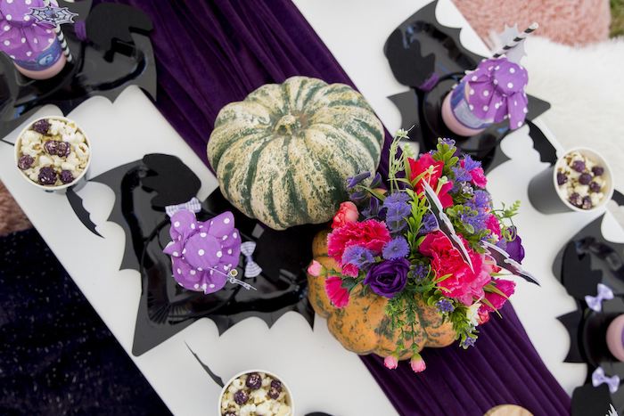 Фотозона на Хэллоуин с кенди-баром и волной из шаров