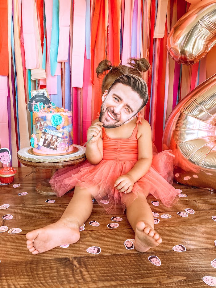 Фотозона из шаров с ленточками на 2 годика девочке