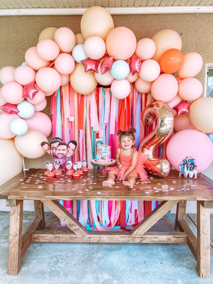 Фотозона из шаров с ленточками на 2 годика девочке