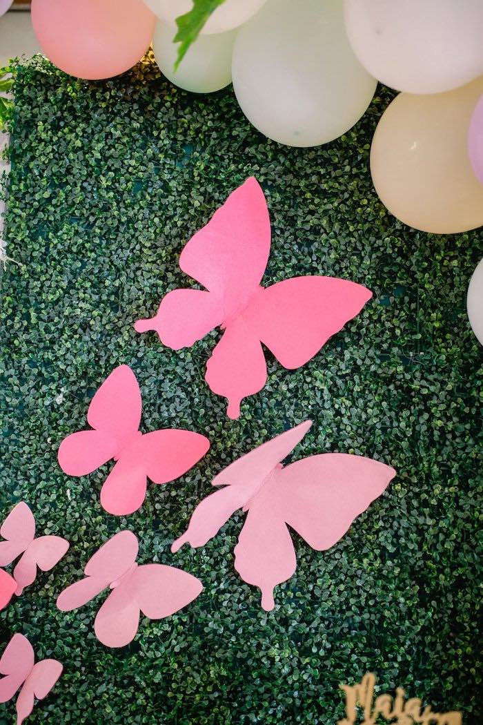Пастельная фотозона с бабочками и цветами
