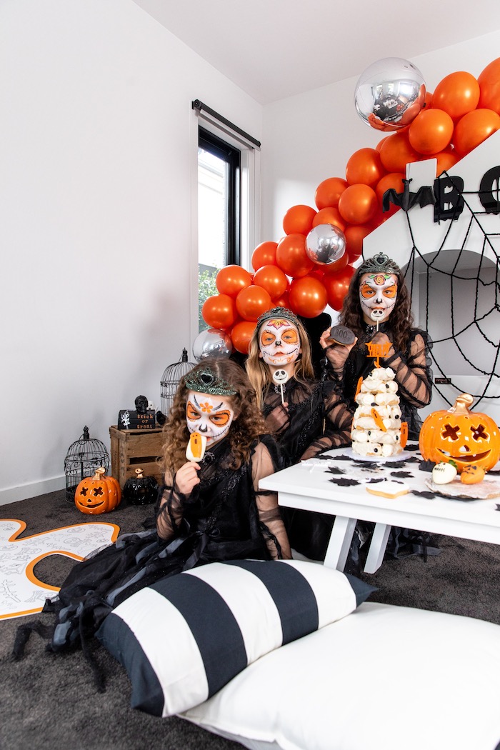 Фотозона на Хэллоуин с декорациями и кенди-баром