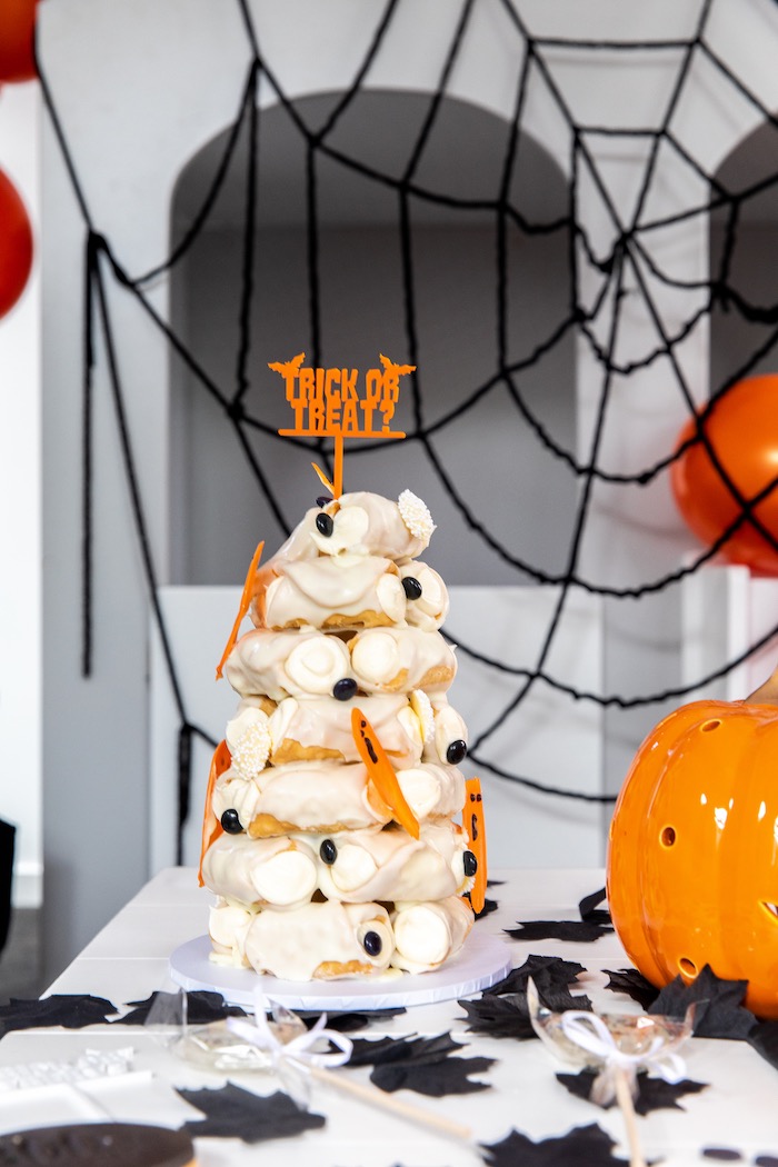 Фотозона на Хэллоуин с декорациями и кенди-баром
