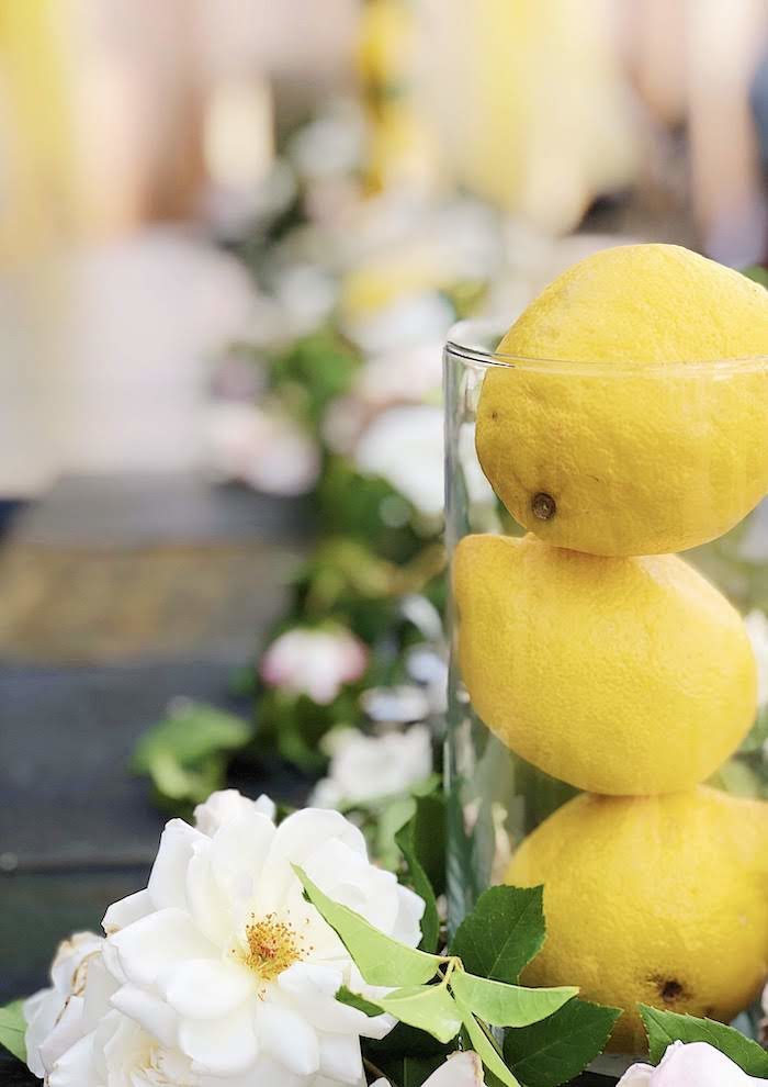 Летнаяя фотозона с лимонами