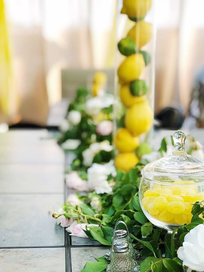 Летнаяя фотозона с лимонами