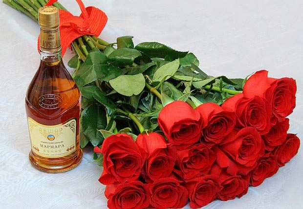 Цветы мужчине всегда лучше дарить с каким-либо еще презентом. Фото с сайта florell.ru 