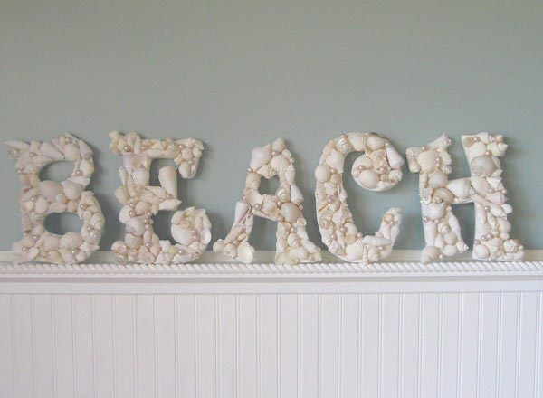Картонные буквы с оформлением из ракушек. Фото с сайта fridge.gr 