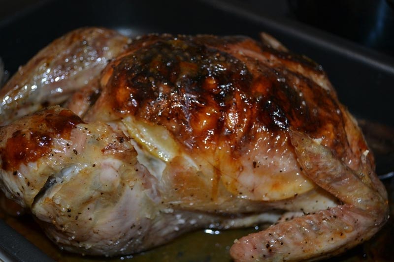 Курица, приготовленная целиком, выглядит очень эффектно. Фото с сайта papoyan.net 