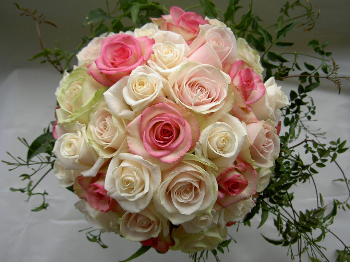 Букет из роз разных оттенков. Фото с сайта szallas.hu