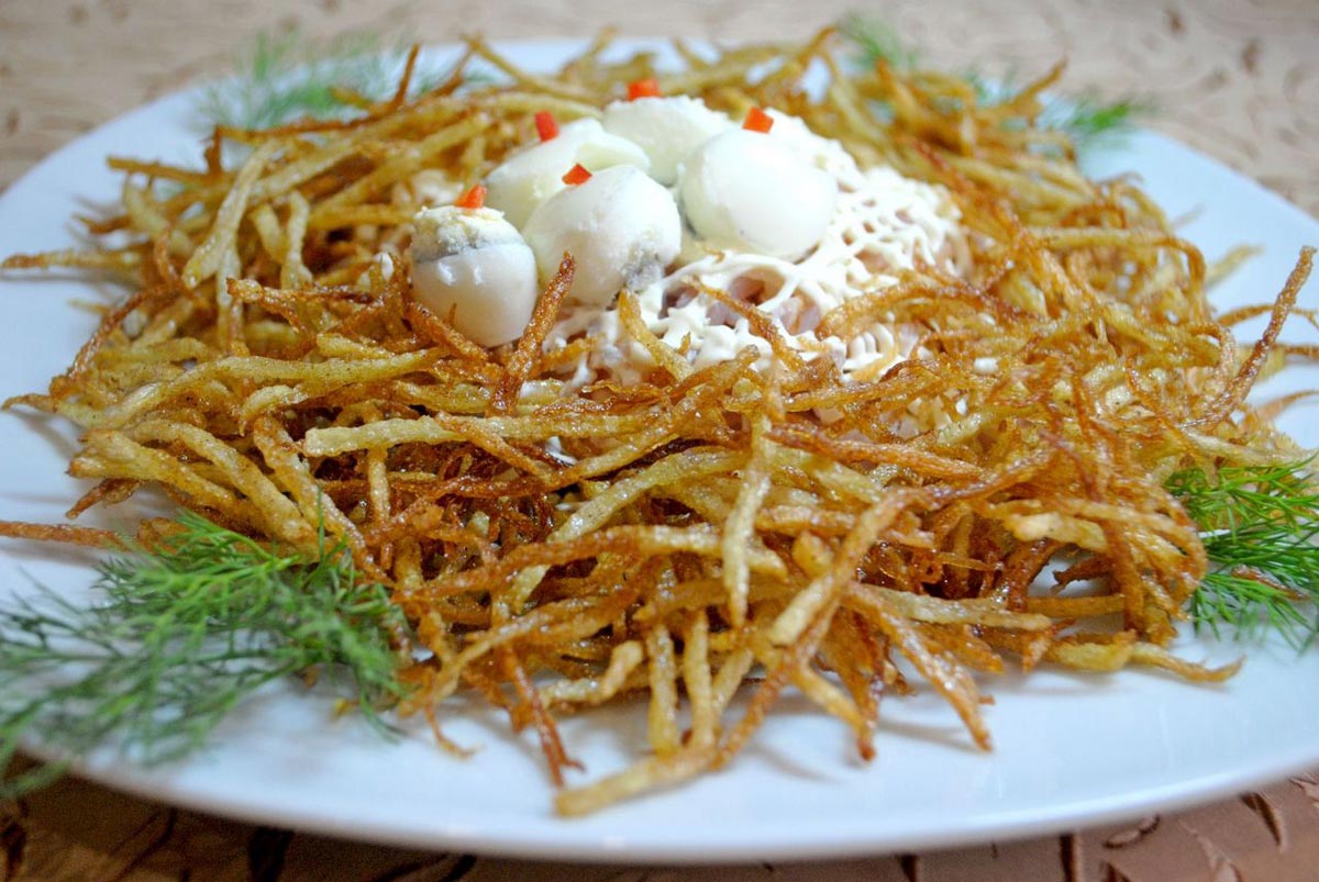 Салат с жареным картофелем. Фото с сайта кафе-на-горького12.рф 