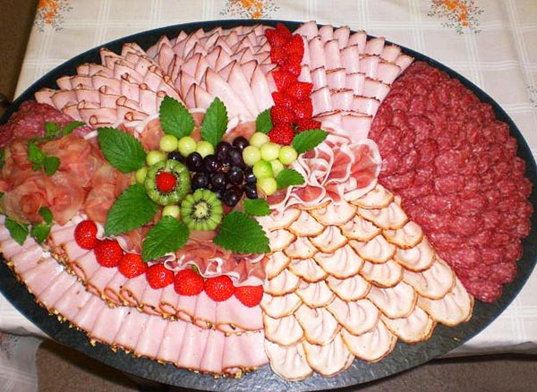 Подойдите к выкладке мясных продуктов с долей креатива. Фото с сайта supercook.ru 