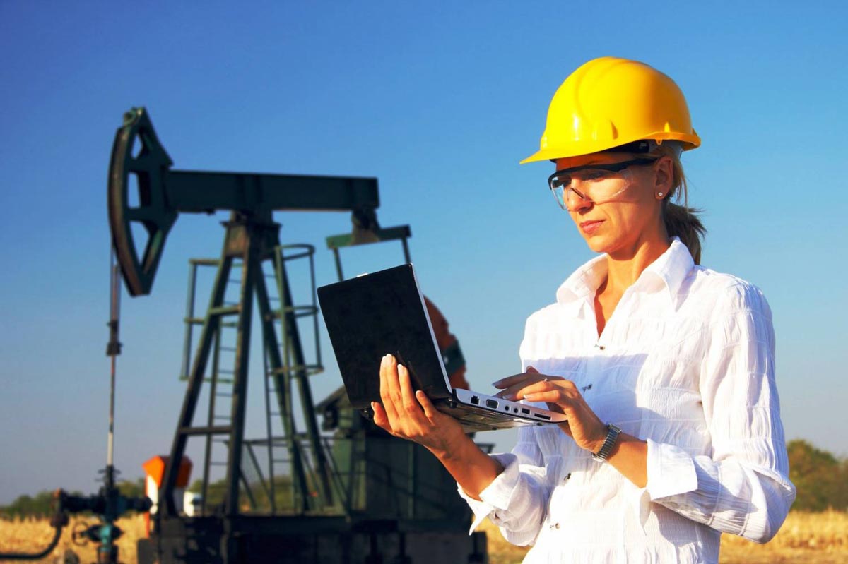 Работники нефтяной промышленности. Фото с сайта www.vsluh.ru 