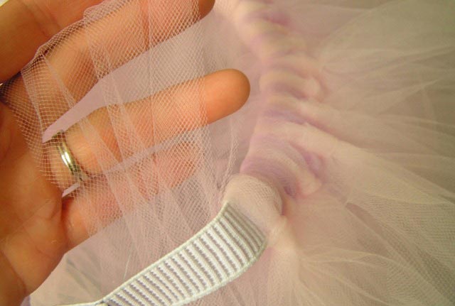 При изготовлении юбки из фатина не нужно сильно зажимать узлы. Фото:liveinternet.ru