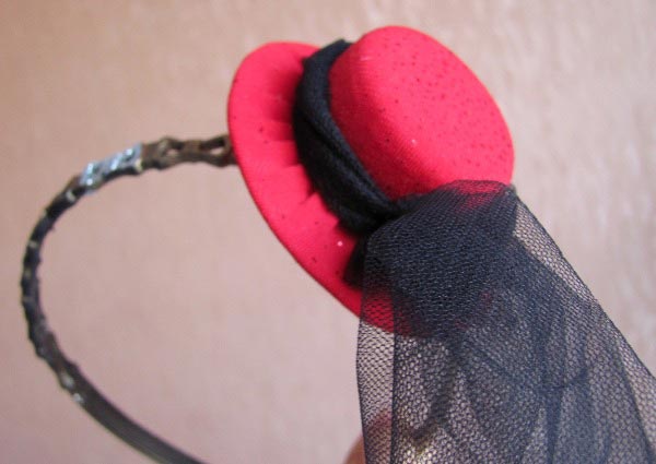 Сделать шляпку, которая будет держаться на ободке,совсем не сложно. Фото с сайта uniqhand.ru